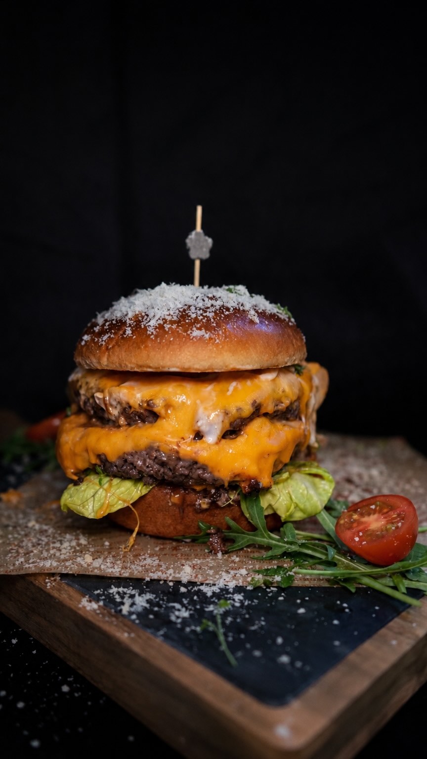Double Cheese Burger mit schmelzendem Cheddar